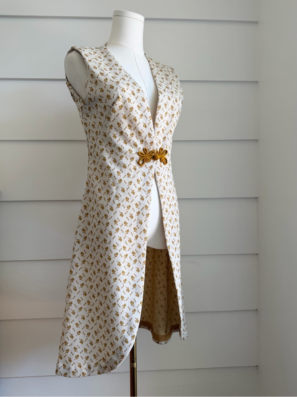 Vintage 1970s Longline Floral Duster Vest with Frog Closure Cottage Retro - Picture 2 of 4